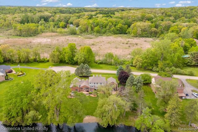 9422 Deer Creek Court, Brighton, MI 48114