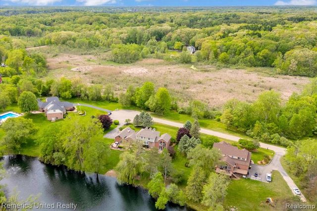 9422 Deer Creek Court, Brighton, MI 48114