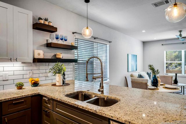 1417 E Crockett, San Antonio, TX 78202