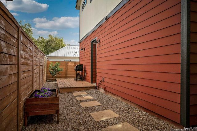 1417 E Crockett, San Antonio, TX 78202