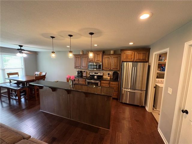 913 SE Amber Court, Blue Springs, MO 64014