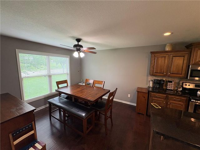 913 SE Amber Court, Blue Springs, MO 64014