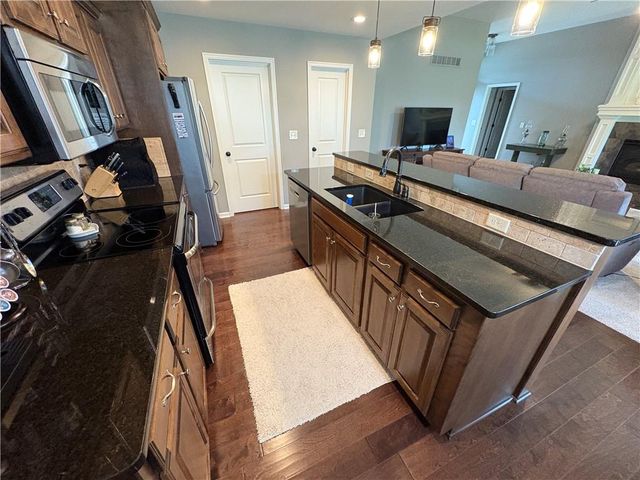 913 SE Amber Court, Blue Springs, MO 64014