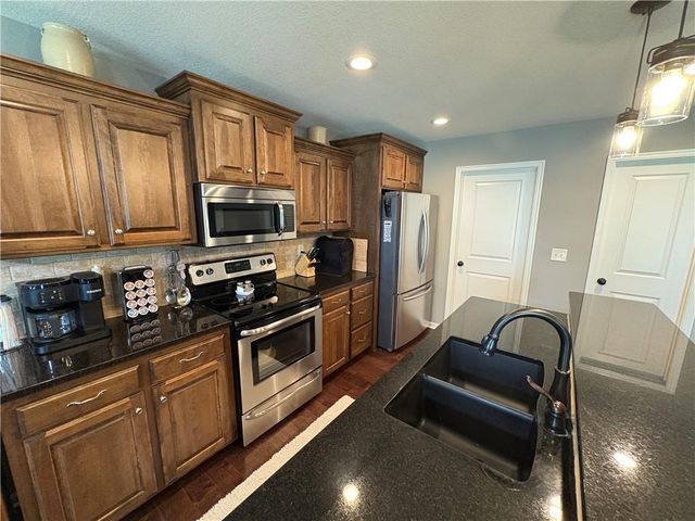913 SE Amber Court, Blue Springs, MO 64014