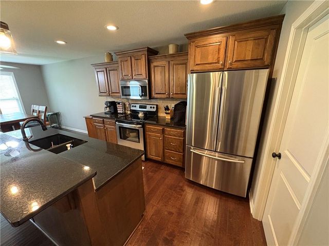 913 SE Amber Court, Blue Springs, MO 64014