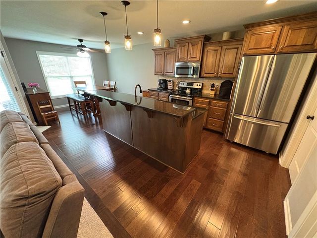 913 SE Amber Court, Blue Springs, MO 64014