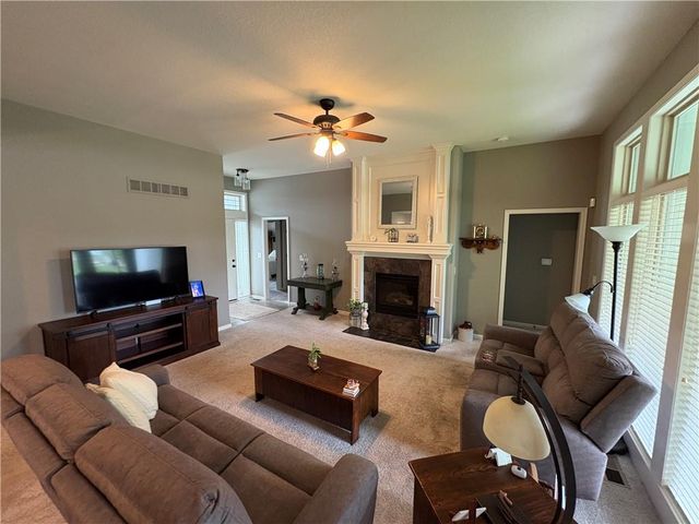913 SE Amber Court, Blue Springs, MO 64014