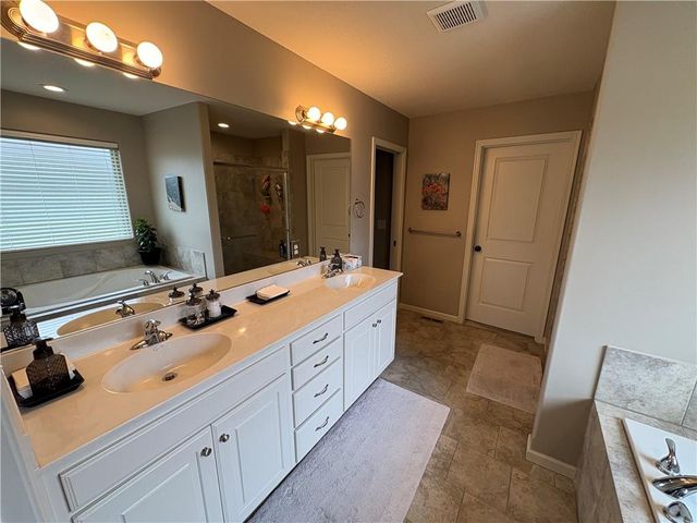 913 SE Amber Court, Blue Springs, MO 64014