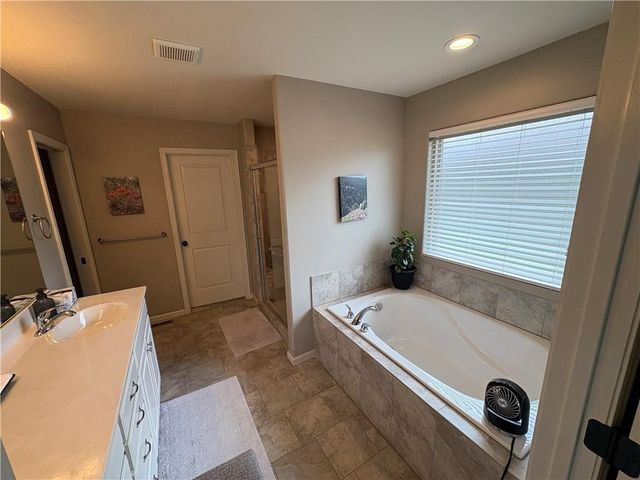 913 SE Amber Court, Blue Springs, MO 64014