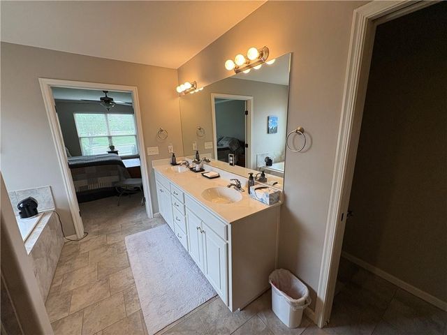 913 SE Amber Court, Blue Springs, MO 64014