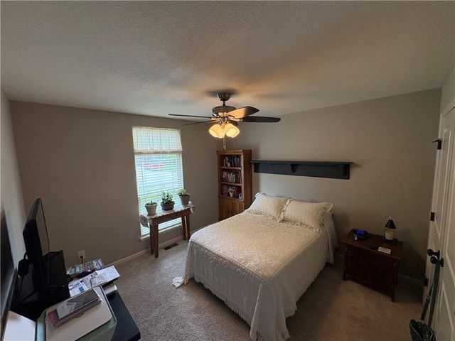913 SE Amber Court, Blue Springs, MO 64014