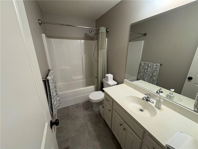 913 SE Amber Court, Blue Springs, MO 64014