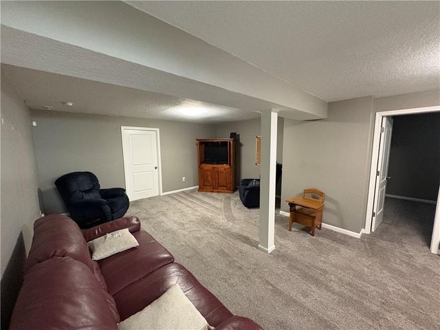 913 SE Amber Court, Blue Springs, MO 64014