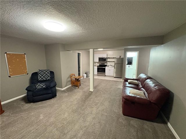913 SE Amber Court, Blue Springs, MO 64014