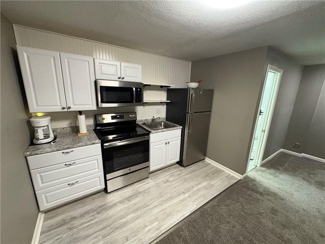 913 SE Amber Court, Blue Springs, MO 64014