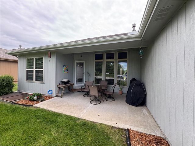 913 SE Amber Court, Blue Springs, MO 64014