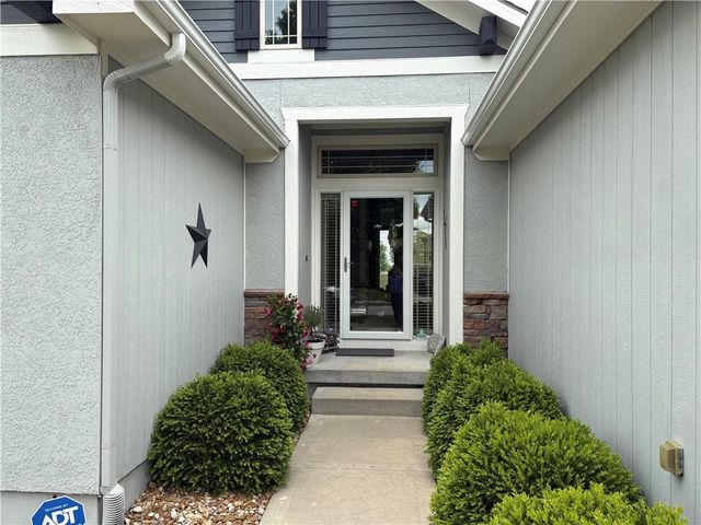 913 SE Amber Court, Blue Springs, MO 64014