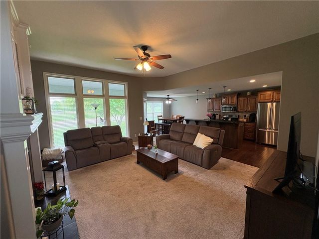 913 SE Amber Court, Blue Springs, MO 64014