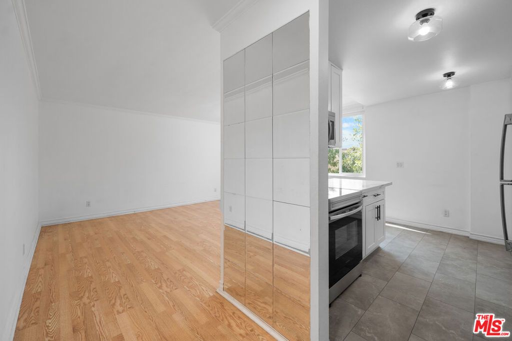 Image 3 of property listing at 1485 E Wilson Avenue L, Glendale, CA 91206