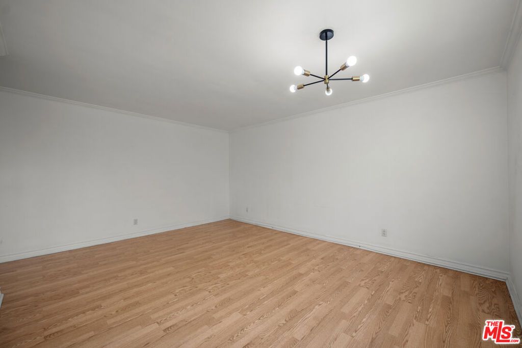 Image 8 of property listing at 1485 E Wilson Avenue L, Glendale, CA 91206
