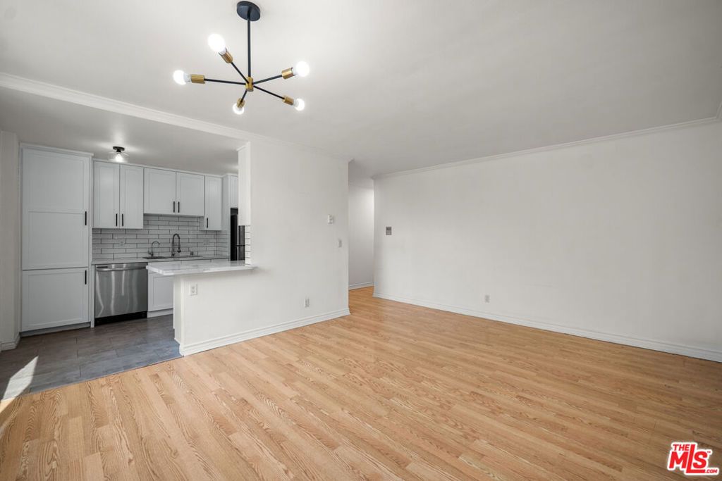 Image 9 of property listing at 1485 E Wilson Avenue L, Glendale, CA 91206
