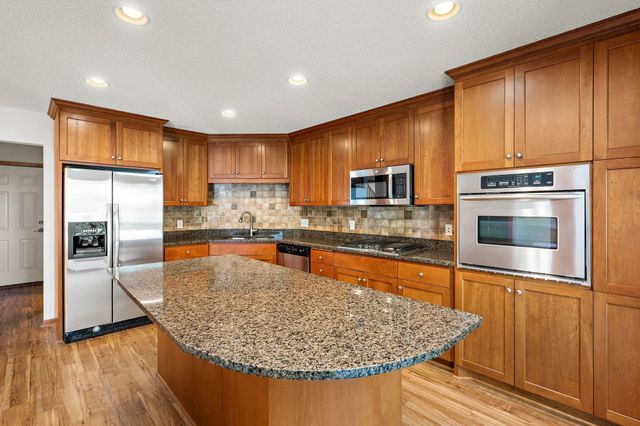 1598 Summit Shores Circle, Burnsville, MN 55306