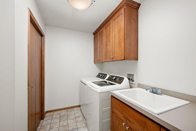 1598 Summit Shores Circle, Burnsville, MN 55306