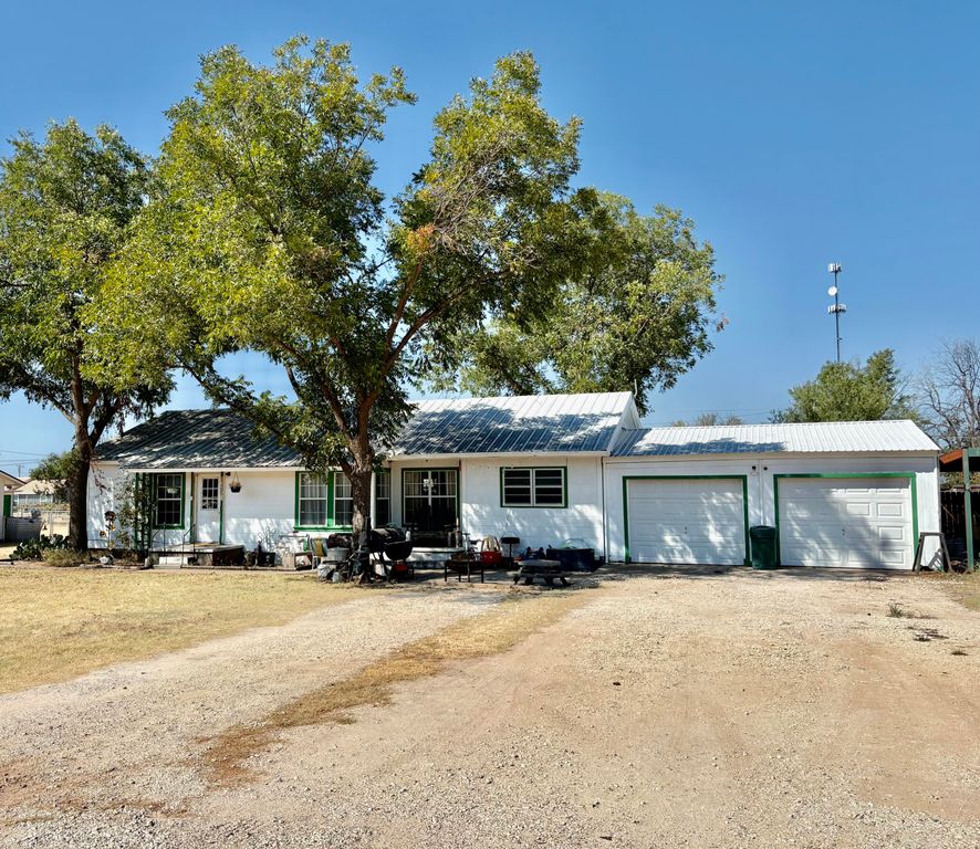 Image 1 of property listing at 1205 W 12th Street, Robert Lee, TX 76945