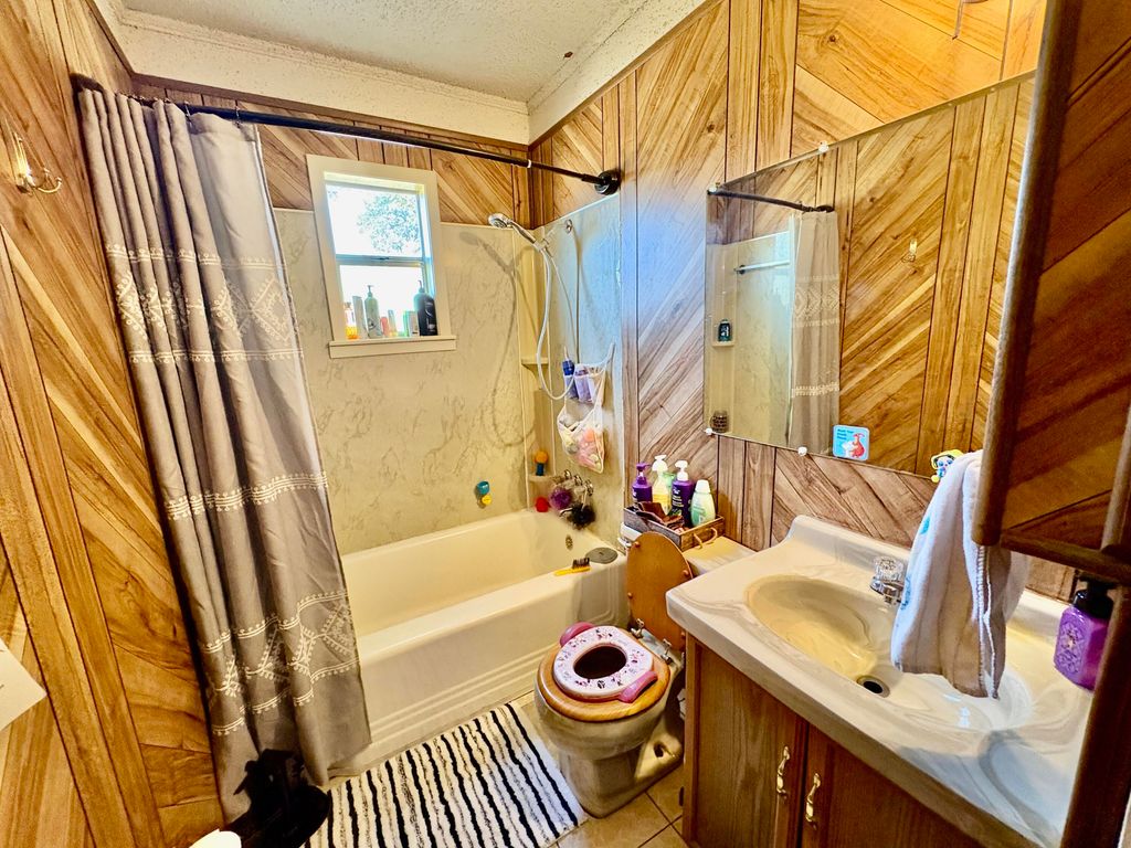 Image 13 of property listing at 1205 W 12th Street, Robert Lee, TX 76945