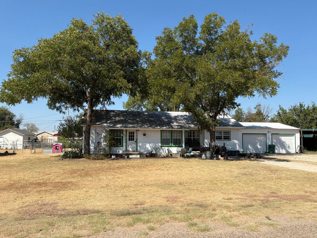 Image 2 of property listing at 1205 W 12th Street, Robert Lee, TX 76945