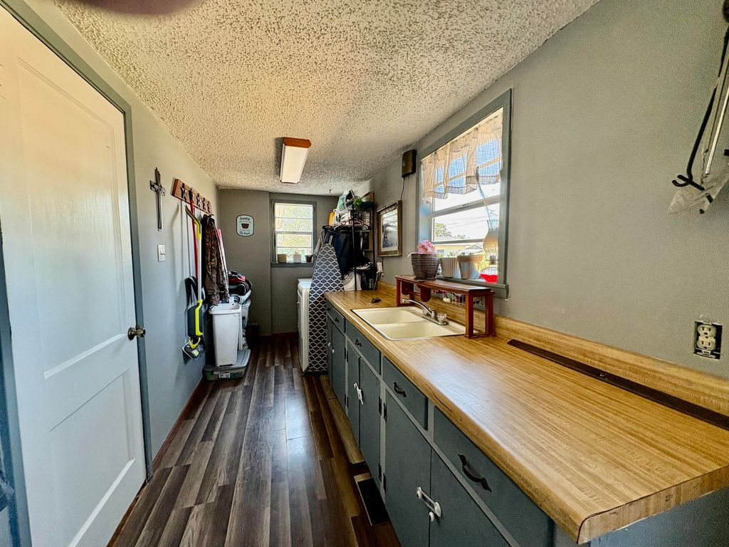 Image 20 of property listing at 1205 W 12th Street, Robert Lee, TX 76945