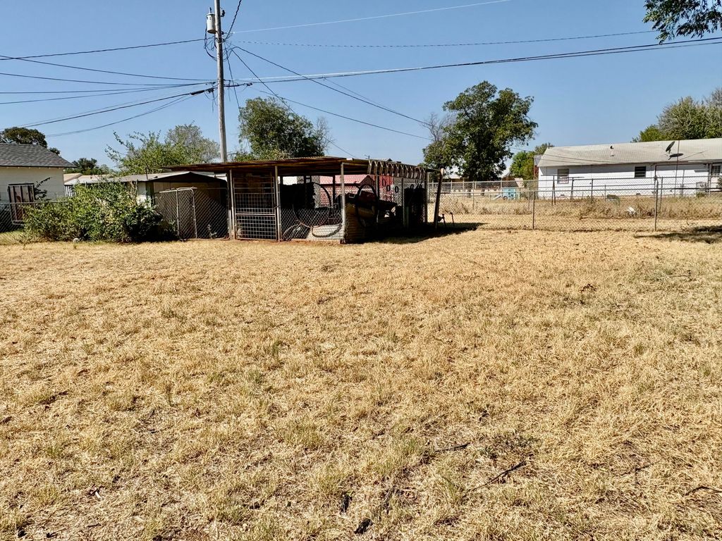 Image 22 of property listing at 1205 W 12th Street, Robert Lee, TX 76945