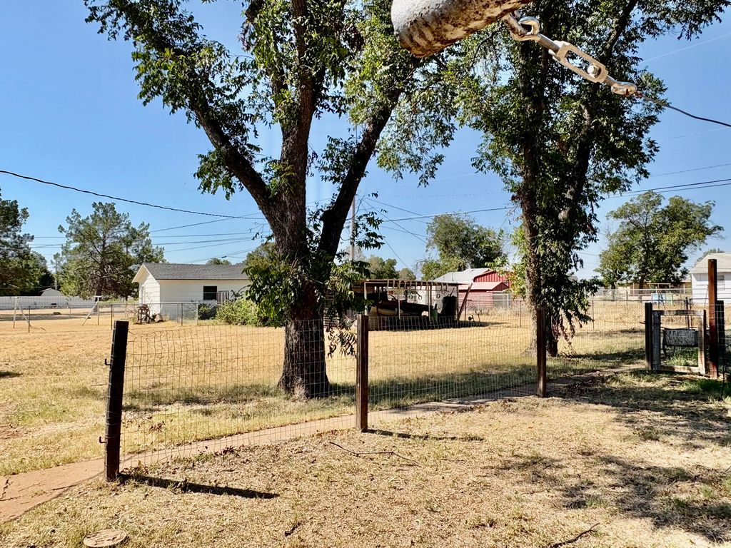 Image 23 of property listing at 1205 W 12th Street, Robert Lee, TX 76945