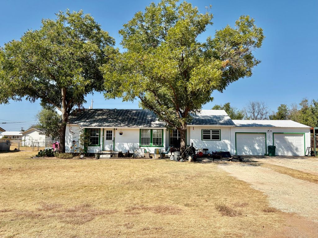 Image 3 of property listing at 1205 W 12th Street, Robert Lee, TX 76945