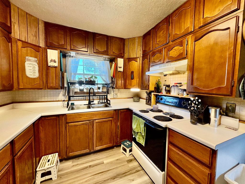 Image 6 of property listing at 1205 W 12th Street, Robert Lee, TX 76945