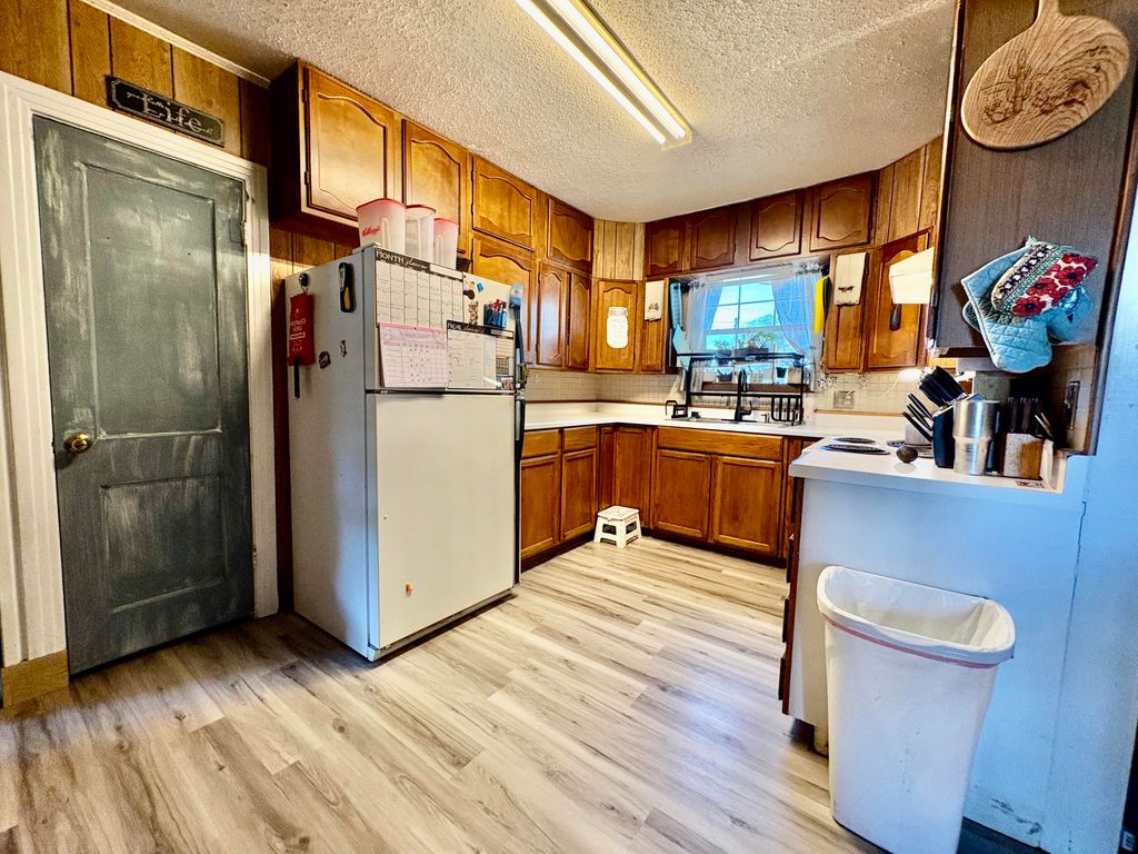 Image 7 of property listing at 1205 W 12th Street, Robert Lee, TX 76945