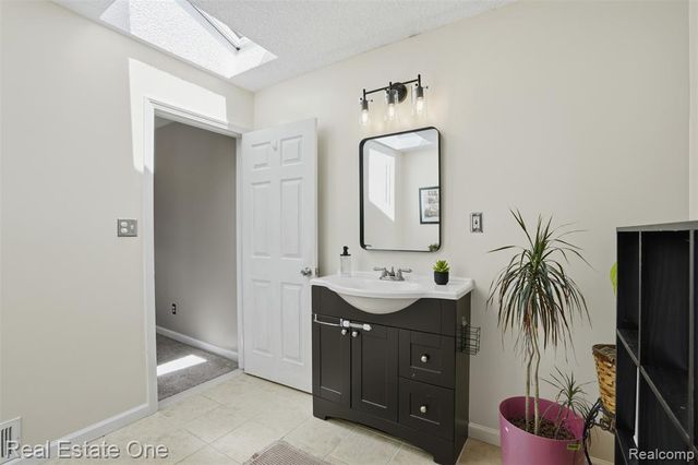 295 Madison Avenue, Clawson, MI 48017