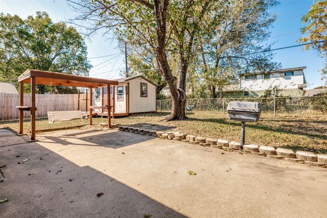 222 Merribrook Trail, Duncanville, TX 75116