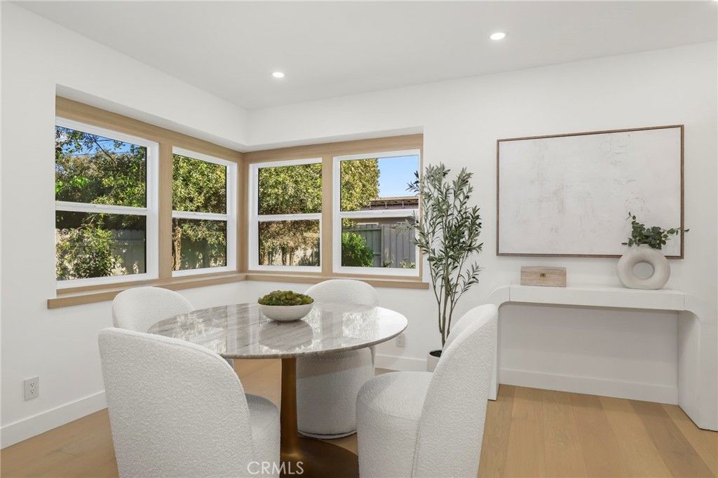 Image 10 of property listing at 23856 Aetna, Woodland Hills, CA 91367