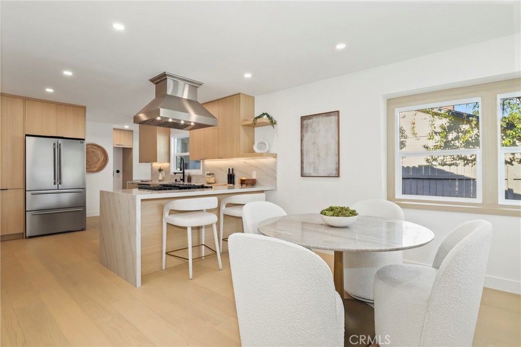 Image 13 of property listing at 23856 Aetna, Woodland Hills, CA 91367