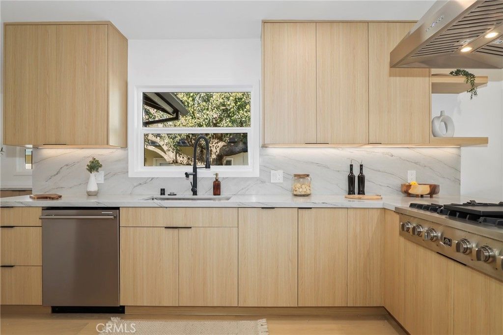 Image 14 of property listing at 23856 Aetna, Woodland Hills, CA 91367