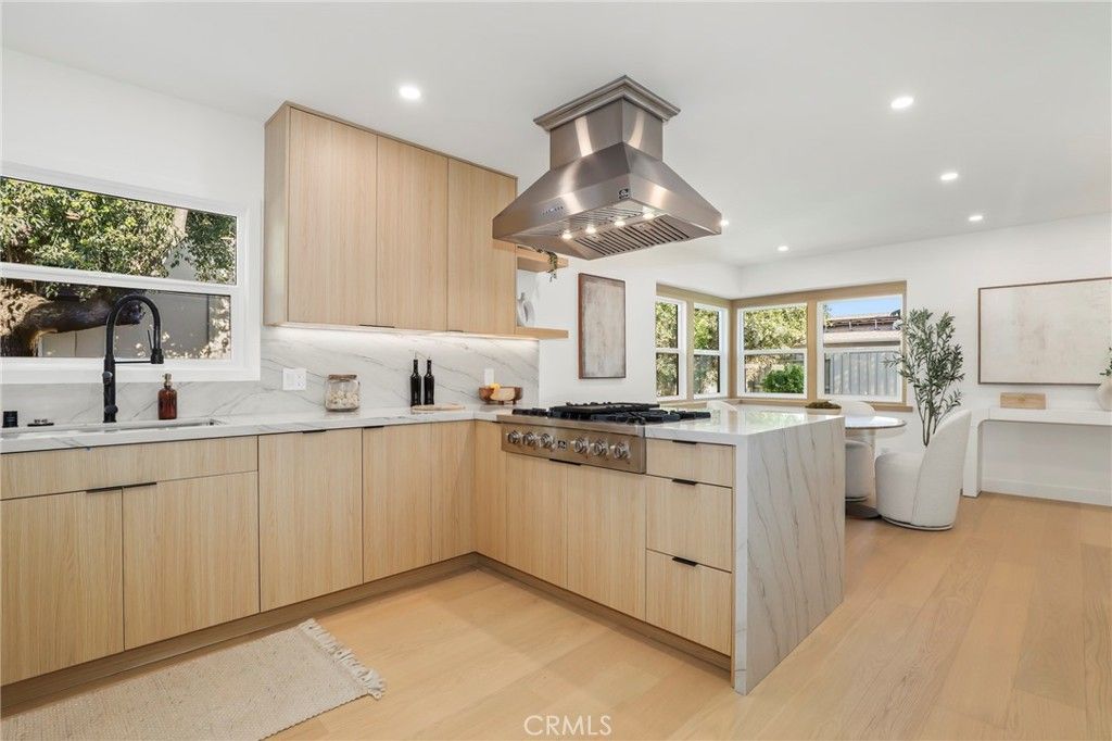 Image 15 of property listing at 23856 Aetna, Woodland Hills, CA 91367