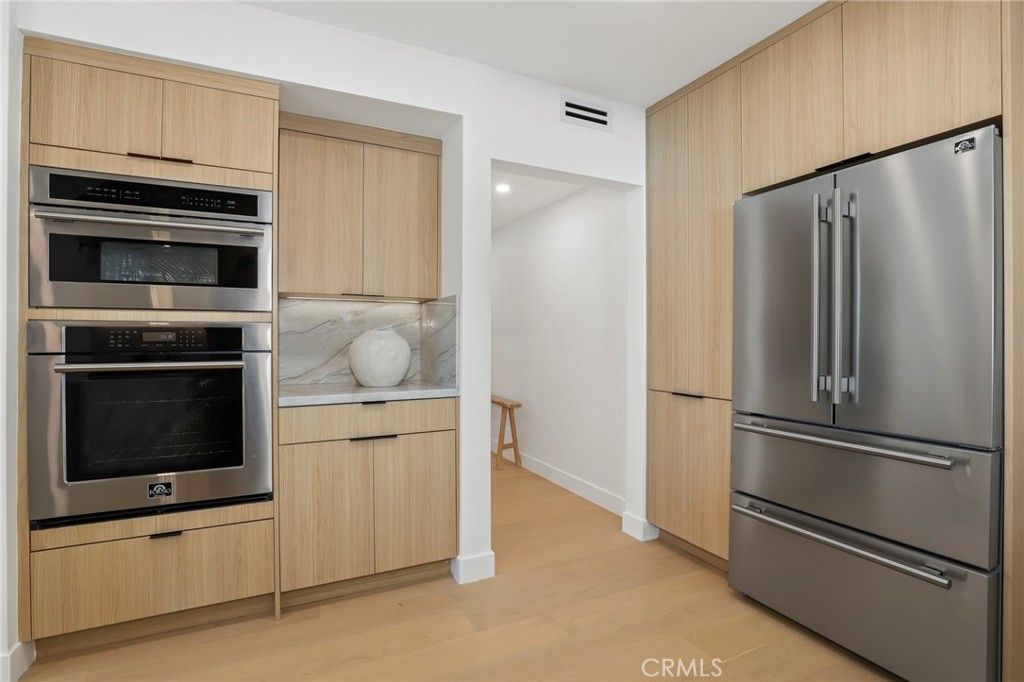 Image 16 of property listing at 23856 Aetna, Woodland Hills, CA 91367