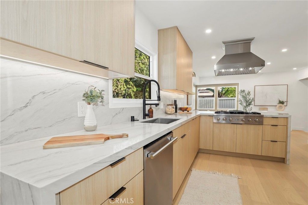 Image 17 of property listing at 23856 Aetna, Woodland Hills, CA 91367