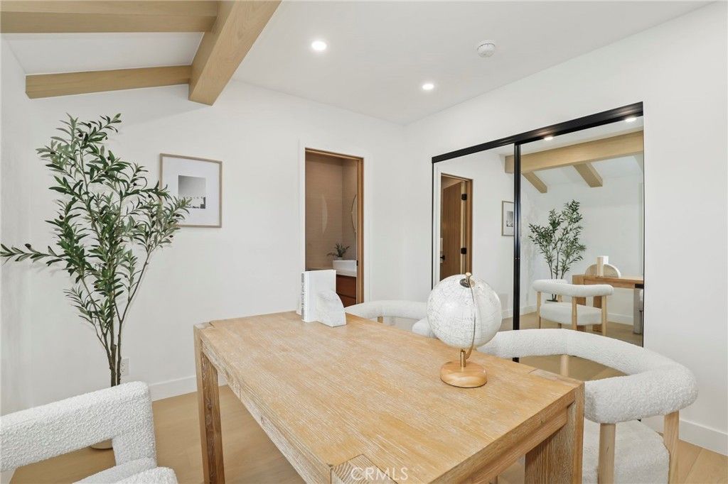 Image 19 of property listing at 23856 Aetna, Woodland Hills, CA 91367