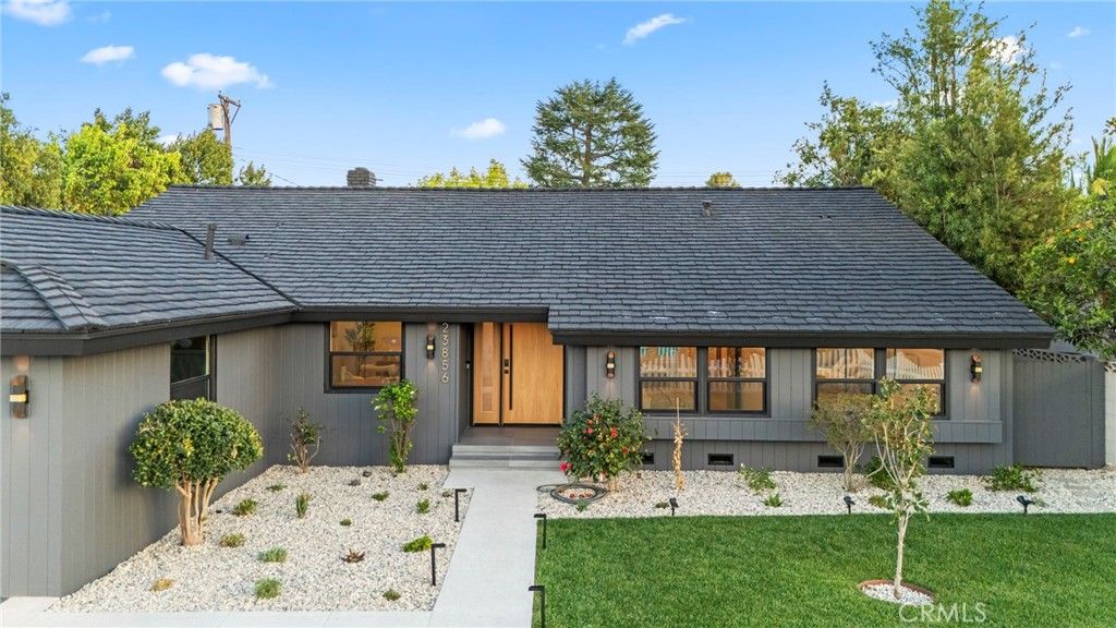 Image 2 of property listing at 23856 Aetna, Woodland Hills, CA 91367