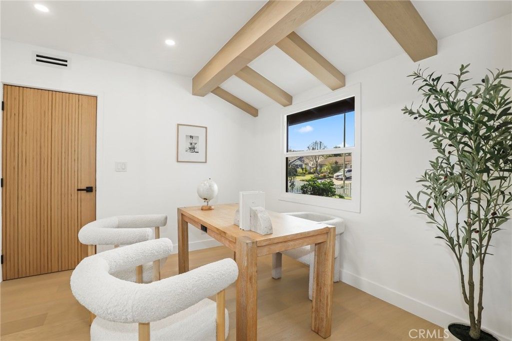 Image 20 of property listing at 23856 Aetna, Woodland Hills, CA 91367