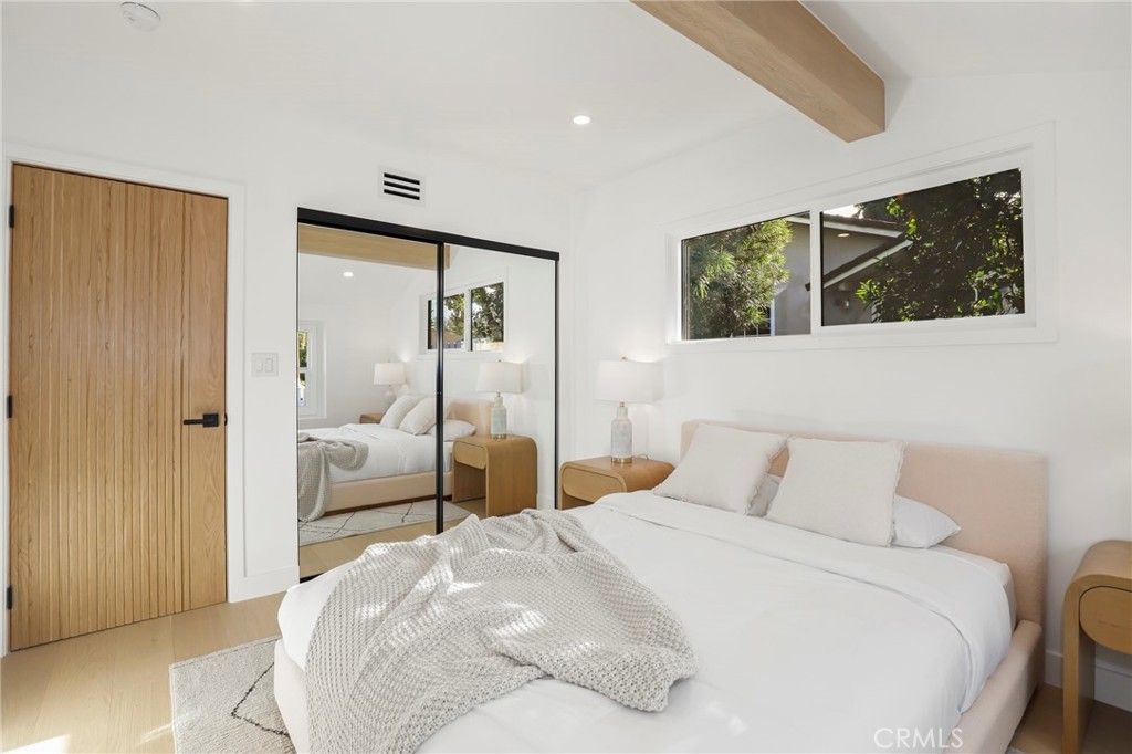 Image 24 of property listing at 23856 Aetna, Woodland Hills, CA 91367