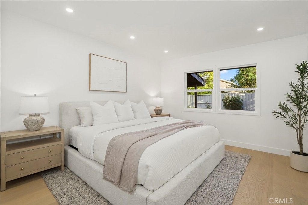 Image 25 of property listing at 23856 Aetna, Woodland Hills, CA 91367