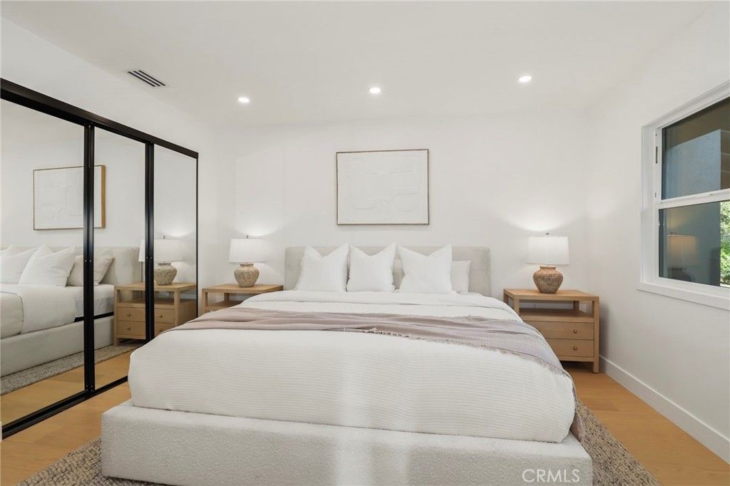 Image 27 of property listing at 23856 Aetna, Woodland Hills, CA 91367